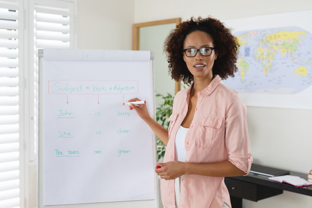 混血女英语教师站在白板前给摄像机上在线课图片下载
