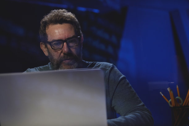 正面视图勤奋成熟的企业家在办公室工作到很晚图片下载