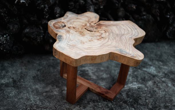 有矩形腿的现代木桌图片下载