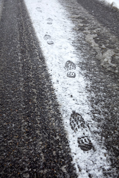 雪地里的脚印图片下载