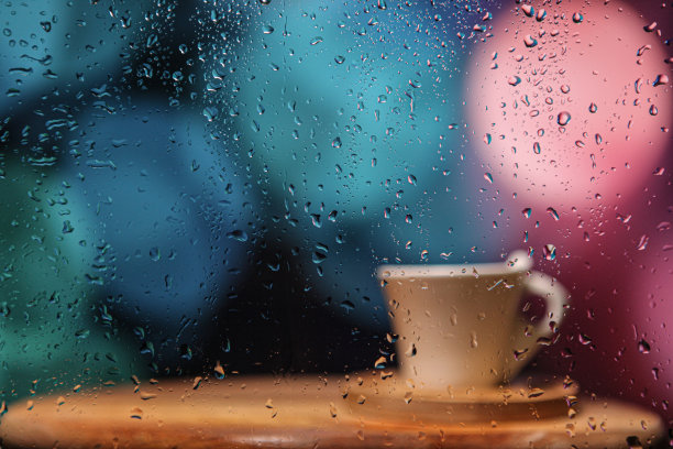 湿玻璃后面的热咖啡图片下载