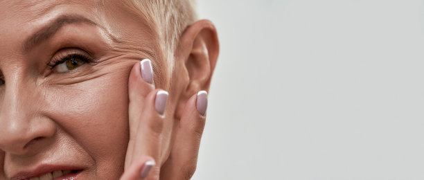 可爱的皱纹在中年妇女的眼睛周围图片下载