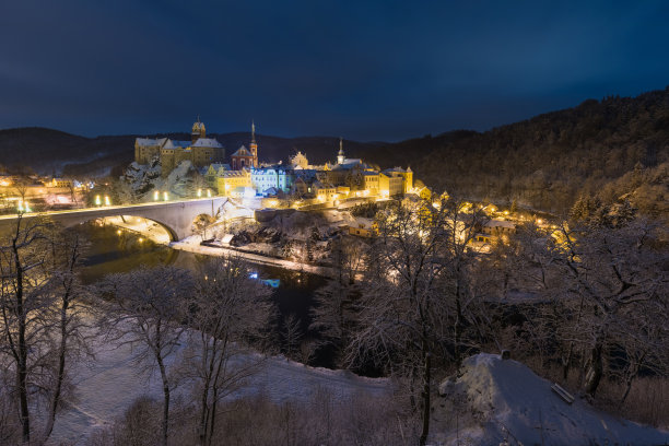 捷克卡罗维法利地区的中世纪Loket和Ohri镇美丽的城市景观，在冬季有巨大的岩石哥特式Loket城堡和五颜六色的建筑图片下载