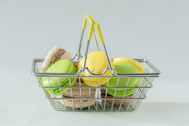 一篮子美味的五颜六色的法式糕点。未曾。你可以在世界任何地方买到传统糕点。水平照片，白色背景。图片下载