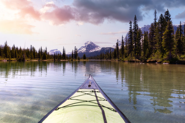 皮划艇在美丽的湖周围的加拿大山区景观图片下载