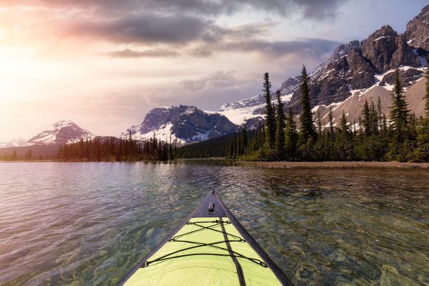 皮划艇在美丽的湖周围的加拿大山区景观图片下载