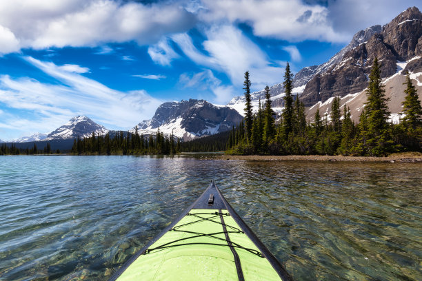 皮划艇在美丽的湖周围的加拿大山区景观图片下载