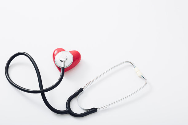 听诊器和心脏，白色背景隔离图片下载