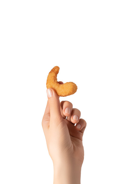 女性手与珊瑚甲设计。珊瑚色指甲油。女子手握炸虾孤立图片下载