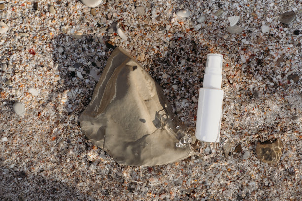 紫外线防护乳液，用在海浪冲刷过的沙子上图片下载