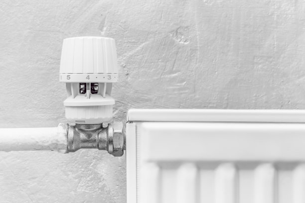 加热散热器带有热调节阀。冬天给公寓供暖，节省水电费。图片下载