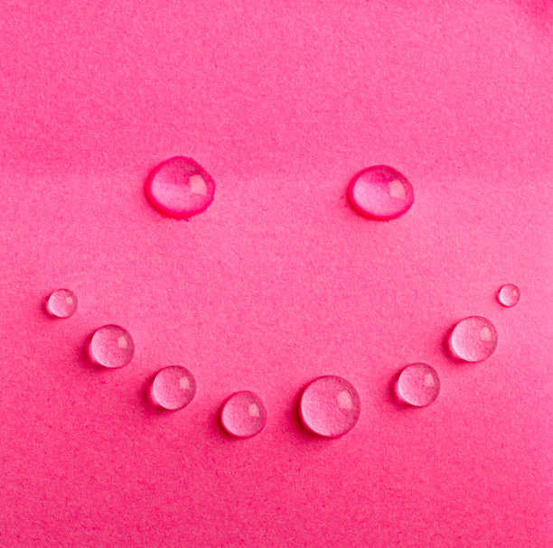 粉红色的便利贴。快乐和微笑的概念。图片下载