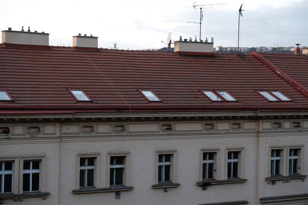 老房子有窗户，瓦片屋顶，阁楼窗户。带有山形屋顶和天窗的公寓外部。捷克共和国典型的欧洲住宅。图片下载