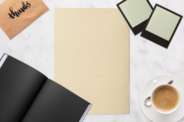 桌面中间空白的文档和字母黑皮书、空照片和咖啡图片下载