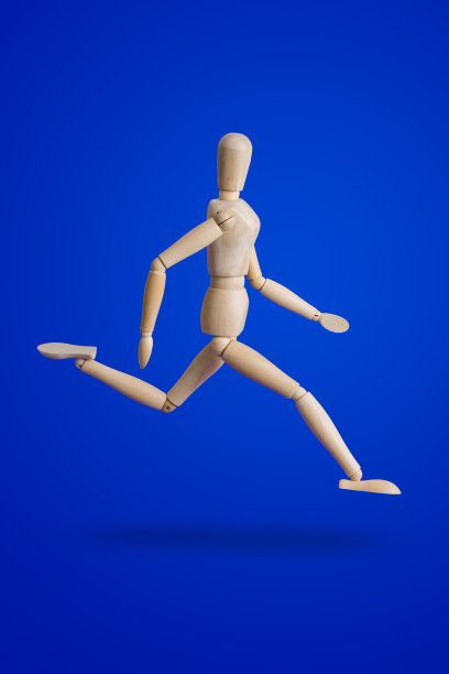 运动木制玩具人物在蓝色图片下载