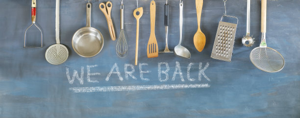 重新开放的标志，餐厅或咖啡馆准备服务后，电晕封锁，厨房用具和信息，我们回来了，概念，全景图片下载