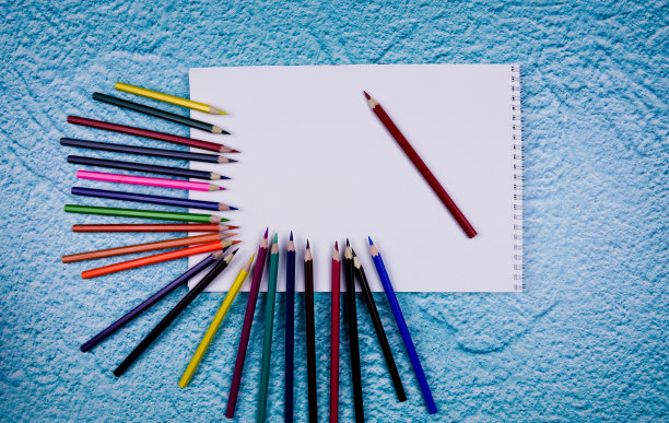 彩色铅笔和相册。桌子上有绘画工具图片下载