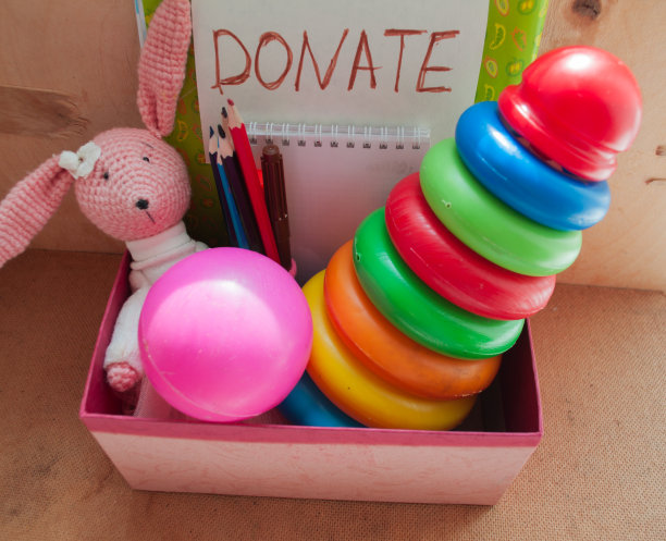 盒子与旧玩具和用品捐赠给有需要的孩子，社会问题，分发不必要的东西，志愿盒子，做好事，慈善图片下载