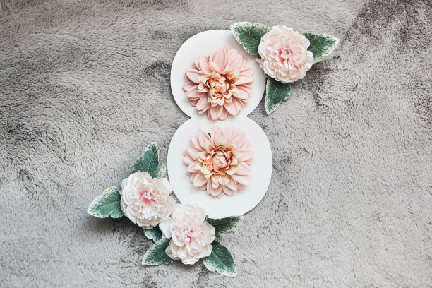 国际妇女节。白色的8字在美丽的灰色背景上。花和数字8图片下载