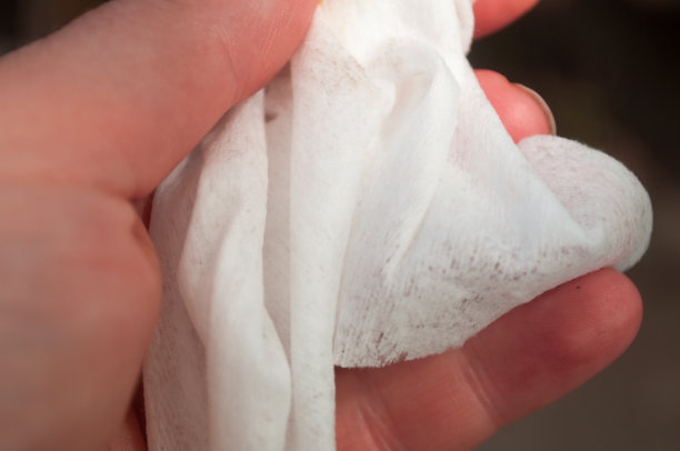 手用湿布擦手。手卫生，防止病毒和细菌。世界卫生日。图片下载