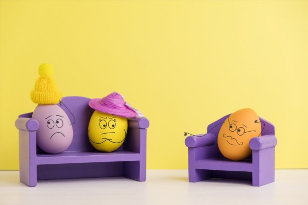 心理学家夫妇。复活节的概念与可爱的蛋与有趣的面孔。不同的情绪和感受。家庭心理健康图片下载