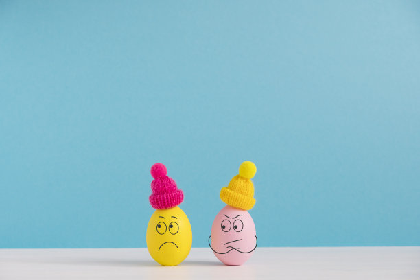 复活节的概念与可爱的蛋与有趣的面孔。不同的情绪和感受。夫妻在吵架图片下载