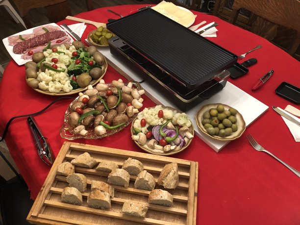 芝士餐桌，各种蔬菜和冷切水平图片下载