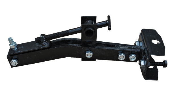 犁黑现代农用犁耕机械。靠近孤立的白色背景图片下载