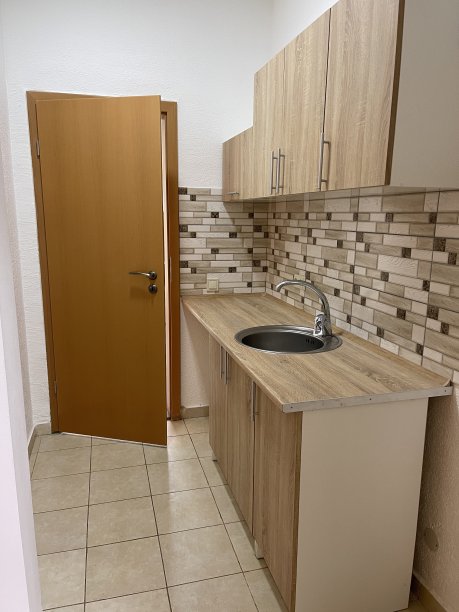 带木门的小厨房图片下载