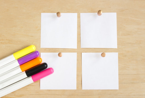 木头表面上的四张白纸和彩色马克笔图片下载