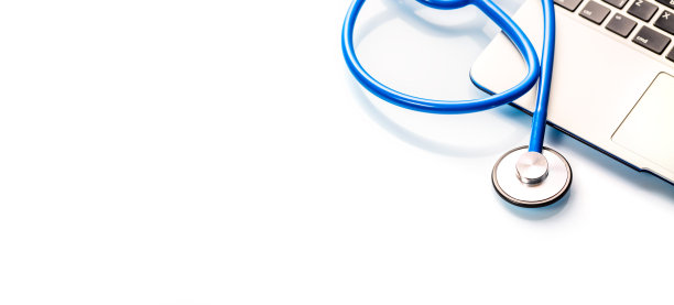 专业听诊器俯视图与现代银色笔记本电脑在白色背景。自由空间。图片下载