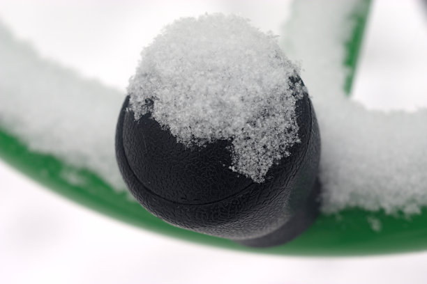 雪地上的运动器材元素图片下载