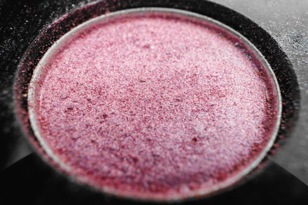 眼部化妆，画上圆形的眼影图片下载