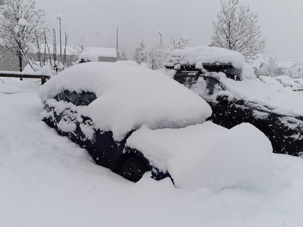 在寒冷的冬天，汽车被雪覆盖着图片下载