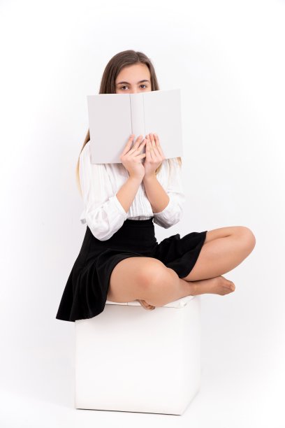 白底书的年轻女子图片下载
