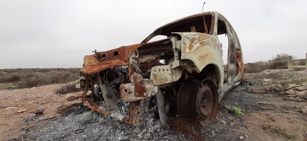 被烧毁的汽车被遗弃，被烧毁的汽车，小型货车图片下载