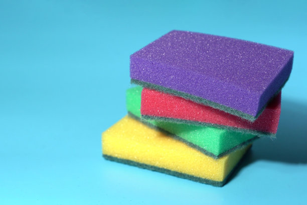 蓝色背景上的洗碗海绵图片下载