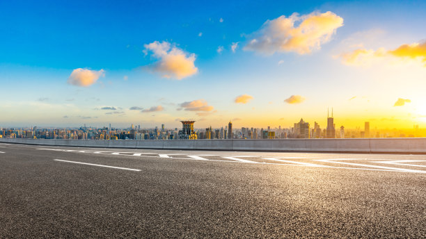 夕阳下的柏油路和上海的高楼大厦。图片下载