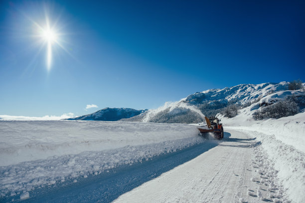 清除道路积雪的扫雪车图片下载