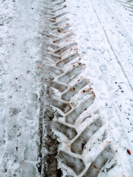 雪地上有重型卡车的痕迹图片下载