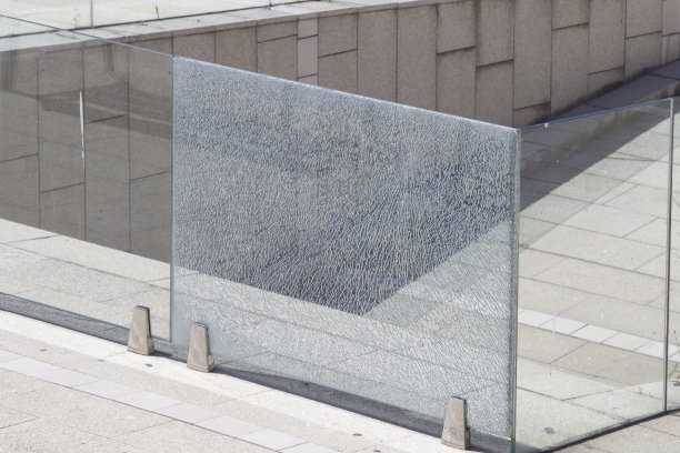 停车场入口的石头玻璃破碎图片下载