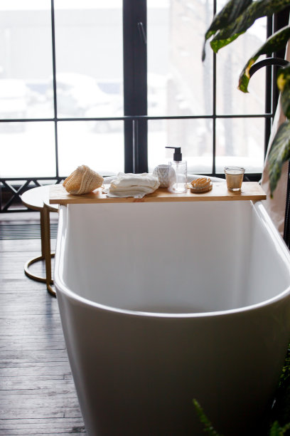 工业风格的浴室，椭圆形浴缸和大窗户，现代的内部图片下载