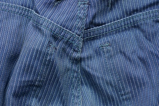 由一块皱巴巴的条纹织物制成的蓝色布料纹理图片下载