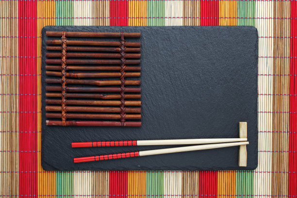 带杯垫的黑色石板盘图片下载