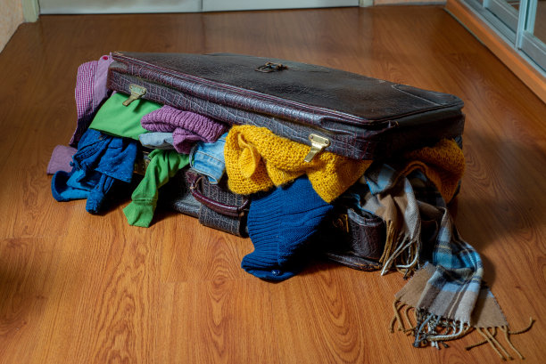 地板上满是旧衣服的旧手提箱。整理衣柜和纺织品。可持续的生活图片下载