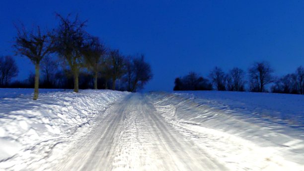夜间骑行穿过雪景图片下载
