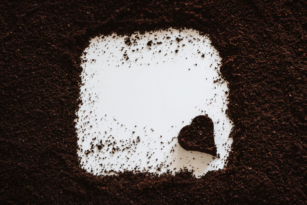 使用咖啡粉纹理，白色的地方作为文本和心形的背景。我们喜欢咖啡。图片下载