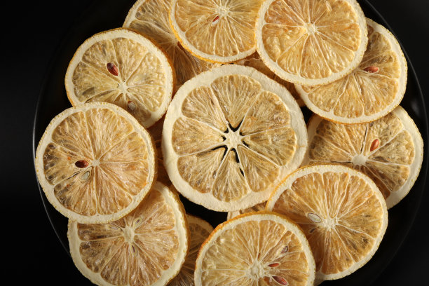 干柠檬片在一个黑色的盘子图片下载