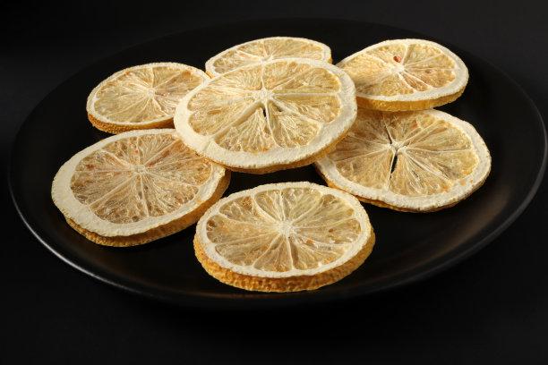 干柠檬片在一个黑色的盘子图片下载