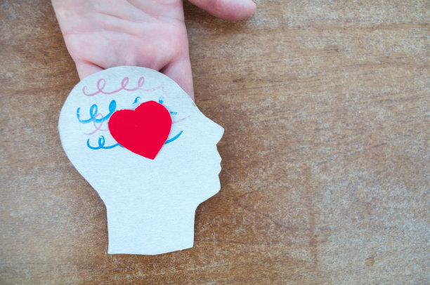 手握脑切纸做脑脑电图，认识癫痫，了解癫痫，心理健康观念。世界脑瘤日。世界阿尔茨海默氏症的一天。世界帕金森病日图片下载